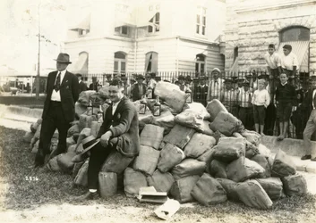 Sheriff Allen met drank buiten de Dade County Jail, Florida, 1922